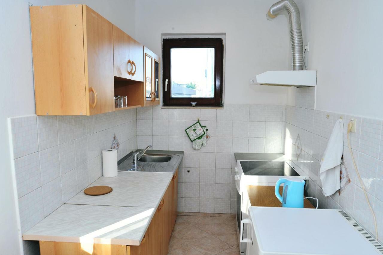 Apartament Davor *